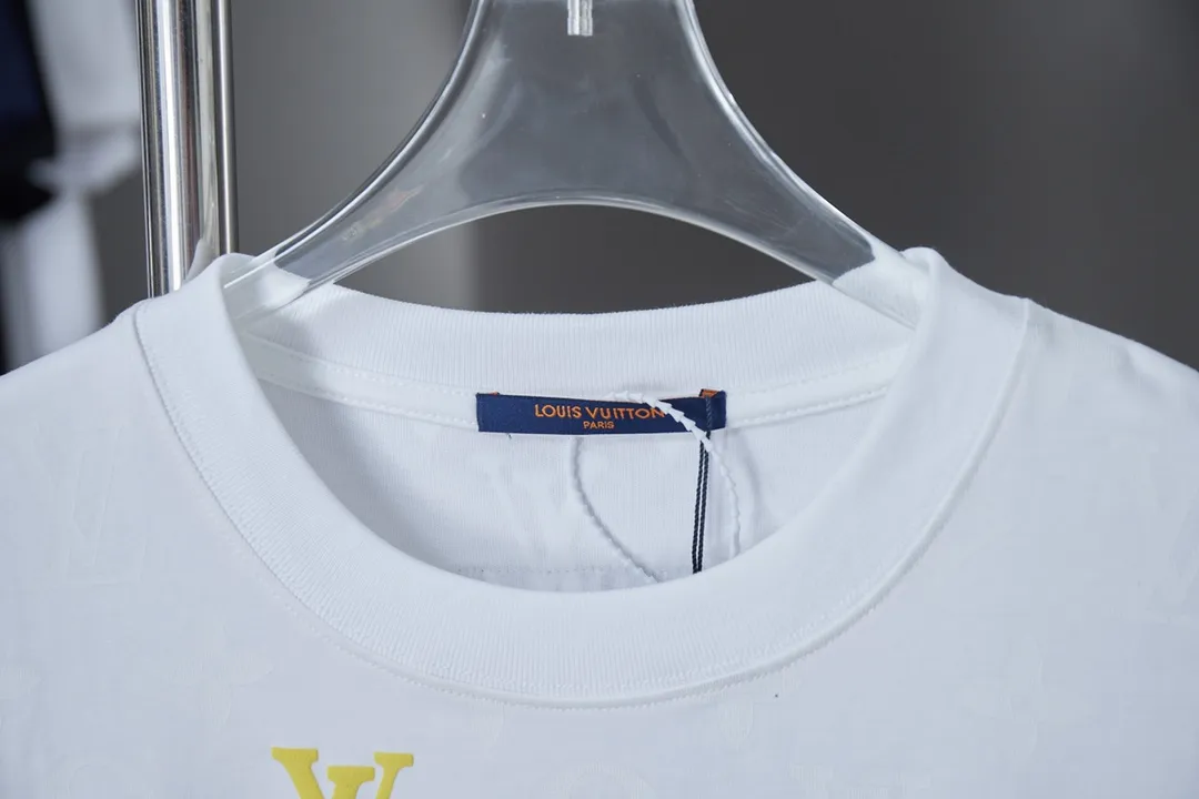 🅿️190 Louis LV 25ss new early spring short-sleeved short sleeves with full-bottom printed foam letters. Light luxury. A must-have item for men and women for daily commuting. Correct version. Welcome to compare. Detailed features · 320g 100% cotton double yarn jersey fabric · Digital direct-injection cloth dyeing and printing logo pattern · Color gradient LV letters three-dimensional foam · Double-needle stitching and cross-stitching technology · Original main mark, washable tag, brand moisture-proof paper packaging Color: black/white Size: S/M/L/XL